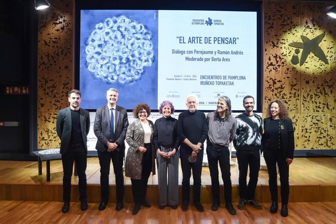 La consejera de Cultura, Deporte y Turismo, Rebeca Esnaola (4i), junto con al artista Pere Jaume Borrell i Guinart, (3d), y el director del programa de los Encuentros, Ramón Andrés (4d), en la presentación de los Encuentros de Pamplona.