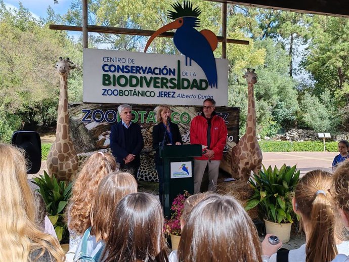 La delegada de Protección Animal del Ayuntamiento de Jerez de la Frontera (Cádiz), Carmen Pina ha asistido a la presentación de la nueva estación meteorológica de la Agencia Estatal de Meteorología (Aemet) instalada en el Zoo de Jerez