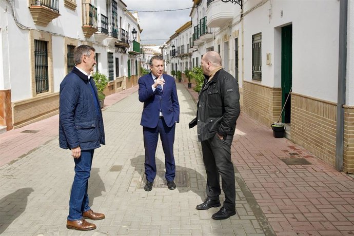 El presidente de la Diputación de Sevilla, Javier Fernández (c), junto al alcalde de Albaida del Aljarafe (Sevilla), José Antonio Gelo (d), visita obras financiadas en la localidad por la institución provincial.