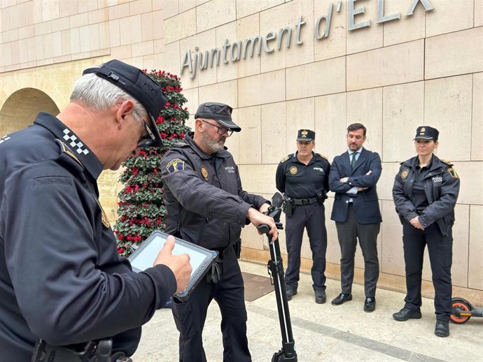 El Ayuntamiento y la Policía Local incorporan nuevos velocímetros para controlar la velocidad de patinetes