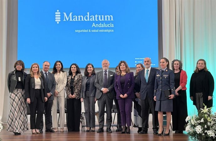 Foto de familia con la consejera de Empleo de la Junta de Andalucía, Rocío Blanco, tras la clausura de la jornada 'Bienestar, seguridad y salud laboral en clave femenina'.