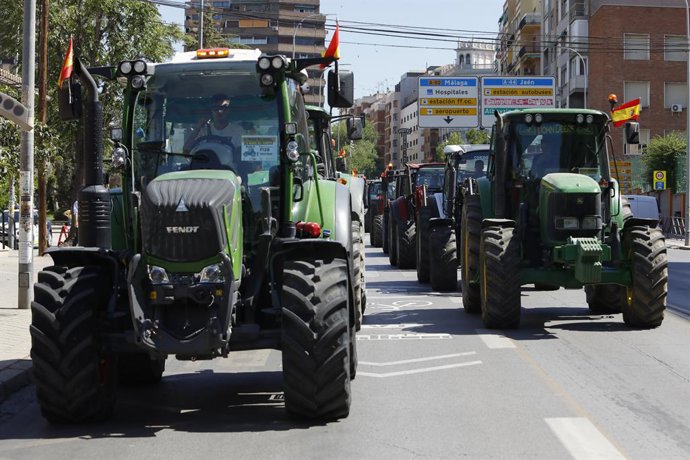 Archivo - Tractores en las calles