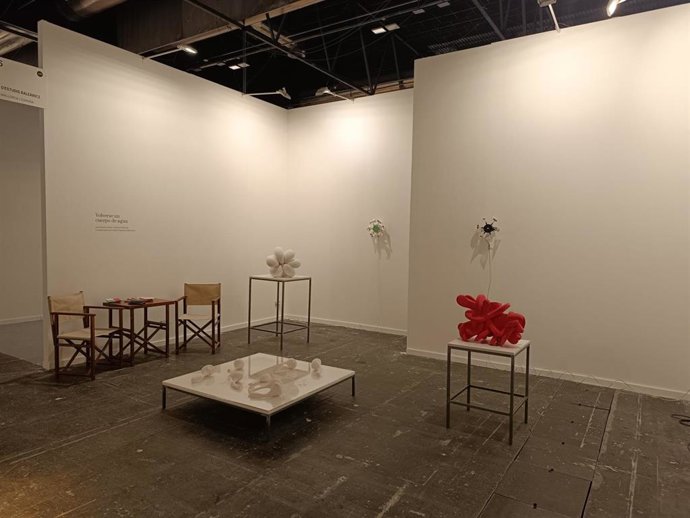 La obra 'Tornar-se un cos d’aigua', de Ana Laura Aláez y Gabriel Pericàs, representa al IEB en ARCOmadrid 2026.