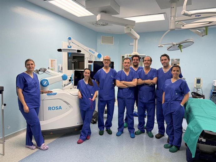 Equipo que trabaja en quirófano con el robot ROSA del Hospital Viamed Santa Ángela de la Cruz de Sevilla