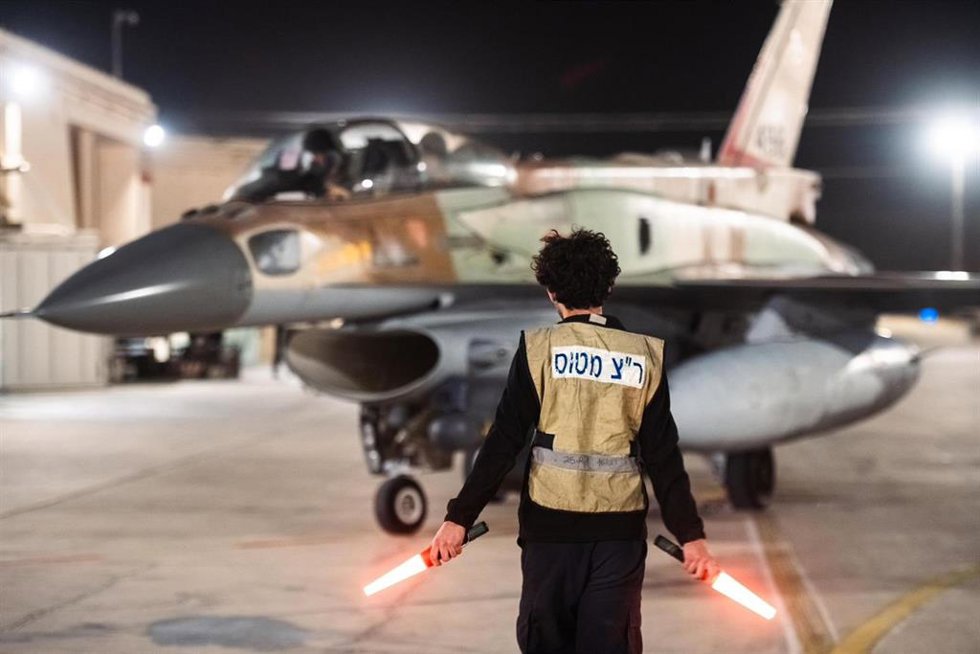 Archivo - Avión de combate israelí antes de un ataque contra Irán