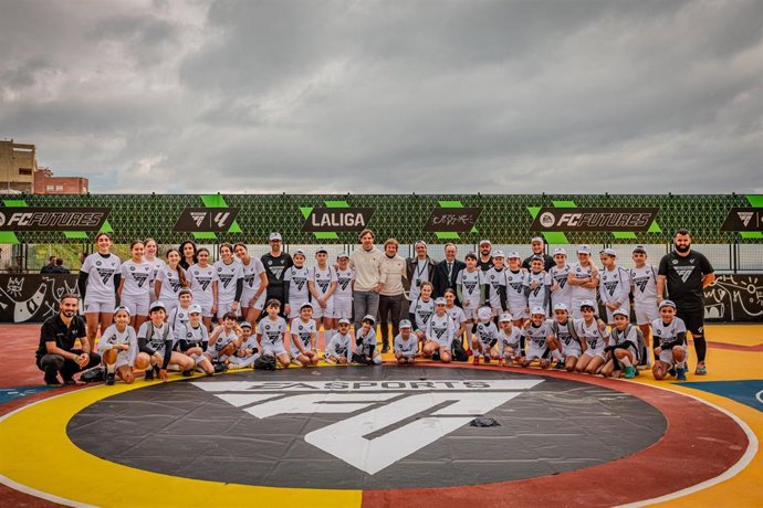 EA Sports FC y LaLiga rehabilitan una nueva cancha comunitaria en Ceuta junto al artista local Natalio Hayón