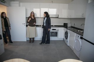 Archivo - La consejera de Igualdad, Sara Simón,  en su visita al centro de atención integral a mujeres víctimas de la violencia sexual de Toledo.