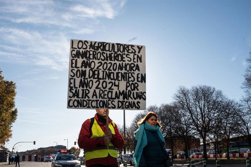 Archivo - Un agricultor con un cartel durante una protesta de agricultores y ganaderos frente al Ministerio de Agricultura, a 16 de diciembre de 2024, en Madrid (España). Los agricultores y ganaderos, convocados por Asaja y COAG, salen hoy a protestar p