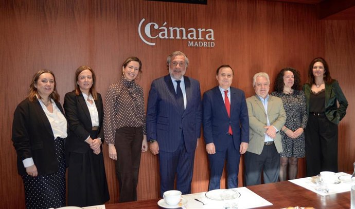El presidente de Cámara de Comercio de Madrid, Ángel Asensio, la subdirectora, Elsa Salvadores, y una representación del Ayuntamiento de Coslada, con el alcalde Ángel Asensio a la cabeza