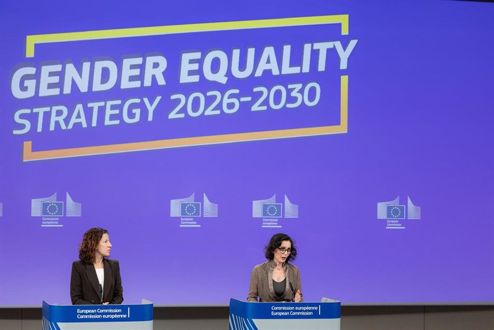 Archivo - La vicepresidenta Ejecutiva de Derechos Sociales y Capacidades, Roxana Minzatu, y la comisaria europea de Igualdad, Hadja Lahbib.