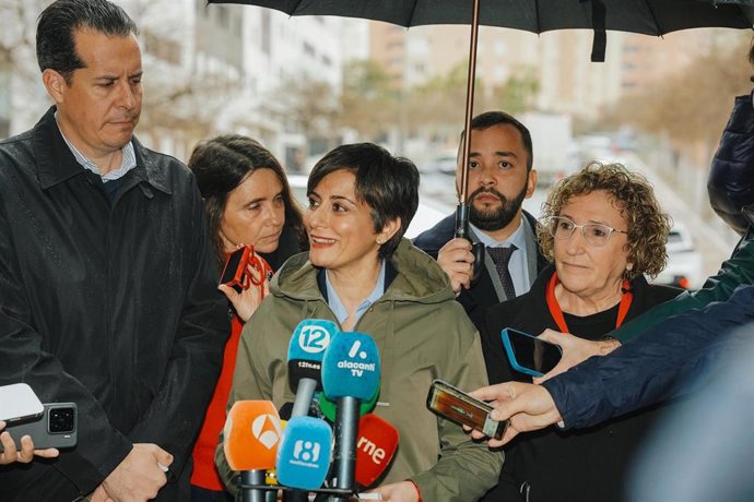 La ministra de Vivienda y Agenda Urbana, Isabel Rodríguez, atiende a los medios de comunicación, a 5 de marzo de 2026, en Alicante, Comunidad Valenciana (España)