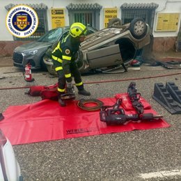 Un bombero trabajando en el accidente donde ha fallecido una persona en Tarifa
