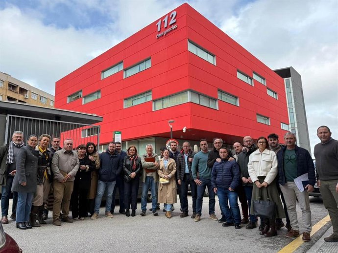 Alcaldes y otros representantes del PSOE tras la reunión.