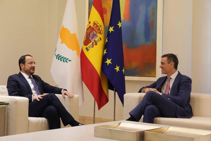 El presidente, Pedro Sánchez, reunido con el primer ministro de Chipre, Níkos Christodulides.