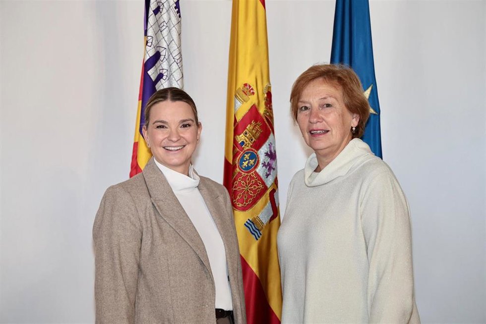 La presidenta del Govern, Marga Prohens, y la alcaldesa de Llubí, Magdalena Perelló.