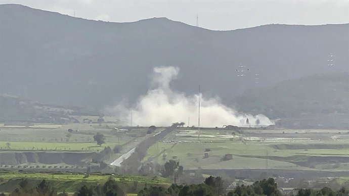 Derribo de la chimenea de humos de la antigua central térmica,
