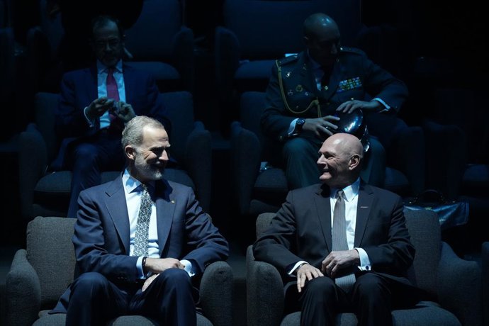 El rei Felip VI i el director executiu de la GSMA., John Hoffman