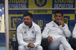 Futbol, Universidad de Concepcion vs Everton Quinta fecha, Campeonato Nacional 2026.  El dupla tecnica de  David Gonzalezd y Julio Barroso de Everton es fotografiado durante el partido de primera division realizado en el estadio Ester Roa, Concepcion,