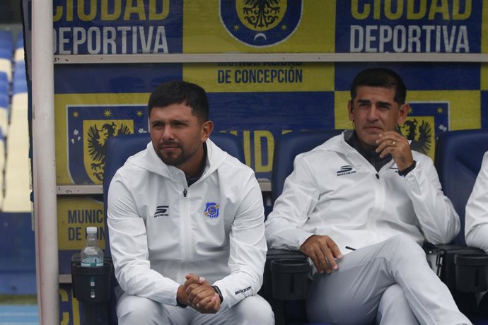 Futbol, Universidad de Concepcion vs Everton Quinta fecha, Campeonato Nacional 2026.  El dupla tecnica de  David Gonzalezd y Julio Barroso de Everton es fotografiado durante el partido de primera division realizado en el estadio Ester Roa, Concepcion,