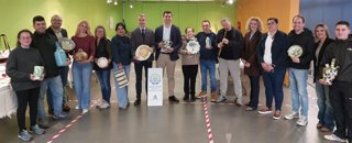Representantes de la Junta de Andalucía y del Ayuntamiento de Níjar (Almería), junto a artesanos del municipio, durante la presentación de la Zona de Interés Artesanal 'Villa de Níjar'.