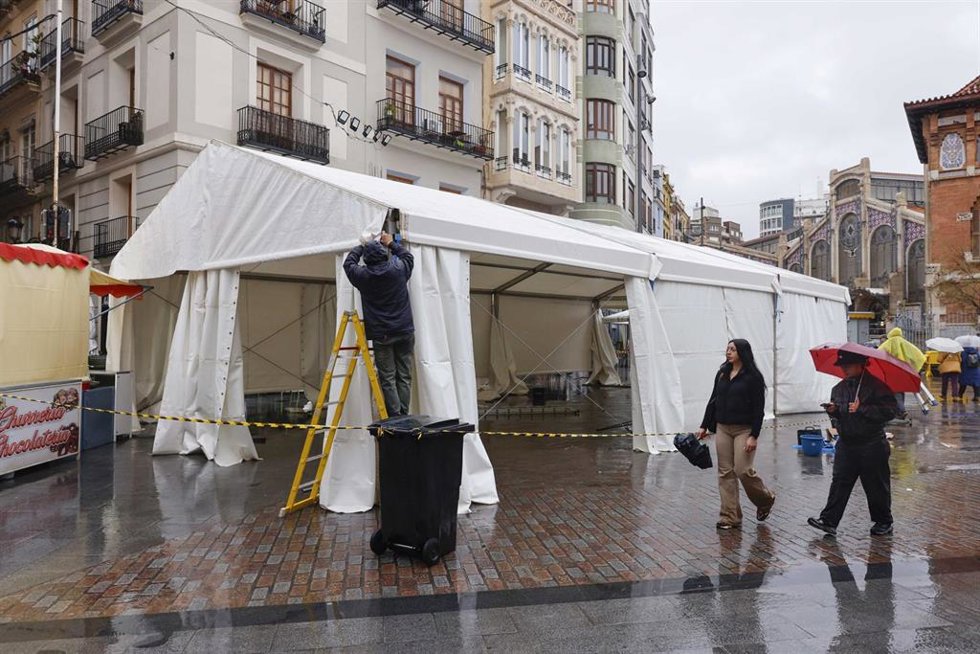 Instalación de la carpa de una comisión fallera de Valncia con motivo de las Fallas 2025.