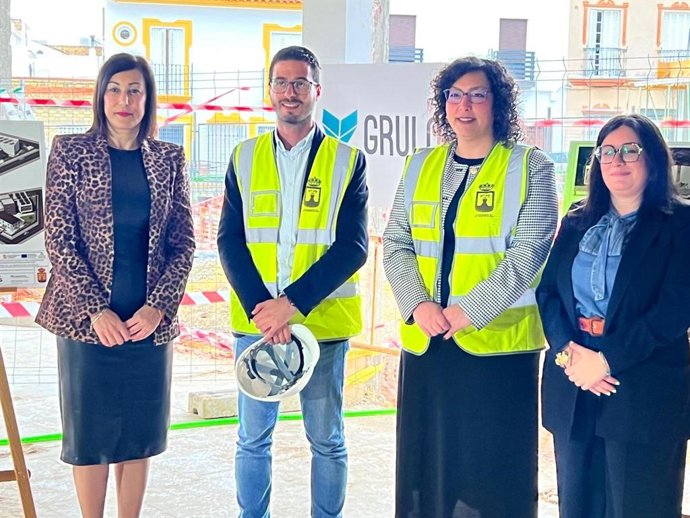 La diputada provincial de Cohesión Territorial de Sevilla, Teresa Jiménez, en la inauguración de la nueva residencia de mayores de Las Cabezas de San Juan (Sevilla)