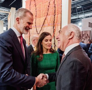 El Rey Felipe VI Estrecha La Mano Del Director General De Fundación Ibercaja, José Luis Rodrigo, En Presencia De La Reina Letizia, En La Inauguración De ARCO Este Jueves En Madrid.