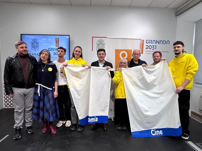 Presentación de banderas para la acción colaborativa por la Capitalidad, con el concejal de Cultura de Granada, Jorge Saavedra, en el centro de la imagen