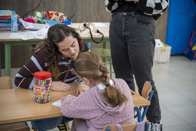 Una menor, en la ludoteca municipal, en foto de archivo.