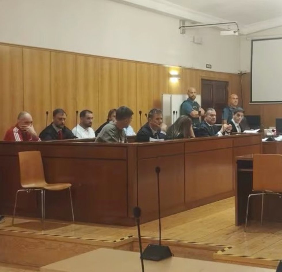 Ocho de los diez acusados durante el juicio en la Audiencia de Valladolid con concluyó con  la condena de siete de los ocupantes del banquillo.