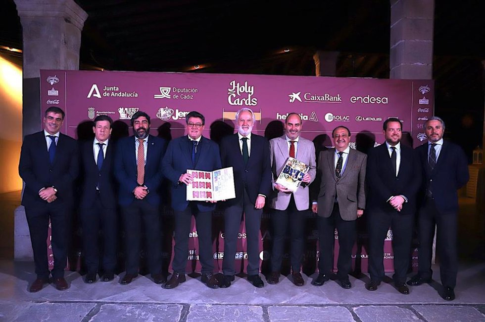El responsable de Asistencia a Municipios de la Diputación, Antonio Aragón, y el primer teniente de alcaldesa en el Ayuntamiento de Jerez, Agustín Muñoz, en la presentación de las 'Holy Cards' de la Semana Santa de Jerez