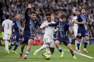 Archivo - El delantero del Real Madrid Vinícius Júnior (centro), ante el RC Celta en el Santiago Bernabéu.