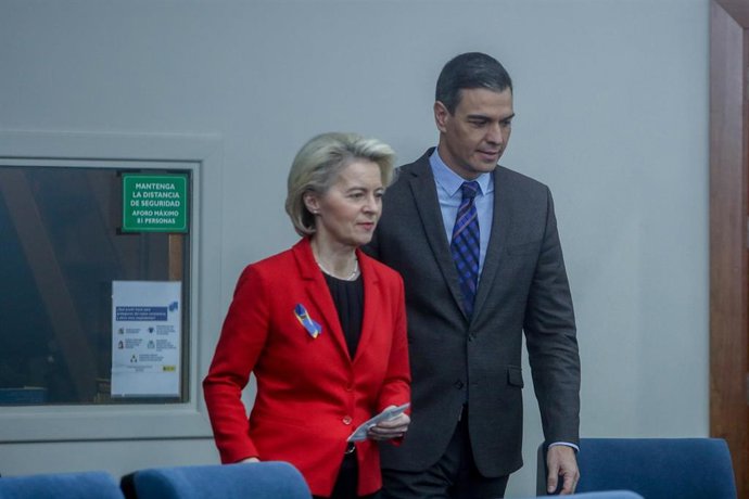 Archivo - La presidenta de la Comisión Europea, Ursula von der Leyen, y el presidente del Gobierno, Pedro Sánchez, llegan a la rueda de prensa tras su reunión en  La Moncloa