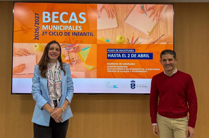 Raquel Vega y Rafael Reyes, en la presentación del programa de becas para estudiantes del municipio.