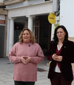 Lola Campos y Rafi Crespín, ante el Ayuntamiento de Encinas Reales.