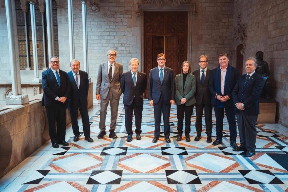 El presidente de la Generalitat, Salvador Illa, junto a los representantes del G-8