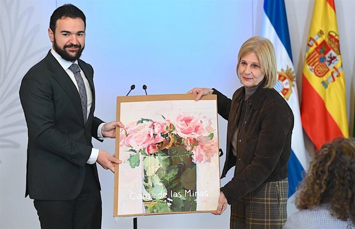 La alcaldesa de Jerez de la Frontera (Cádiz), María José García-Pelayo, en una recepción institucional al alcalde de La Unión (Murcia) y presidente de la Fundación Cante de las Minas, Joaquín Gabriel Zapata.