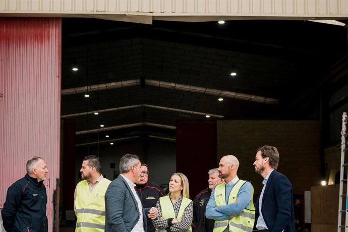 La alcaldesa de Alcalá de Guadaíra (Sevilla), Ana Isabel Jiménez, en su visita a las instalaciones de la empresa Feniks Cleaning & Safety S.L,