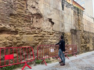 El edil de Hacemos Córdoba José Carlos Ruiz observa el deterioro que presenta la muralla en la calle Adarve.