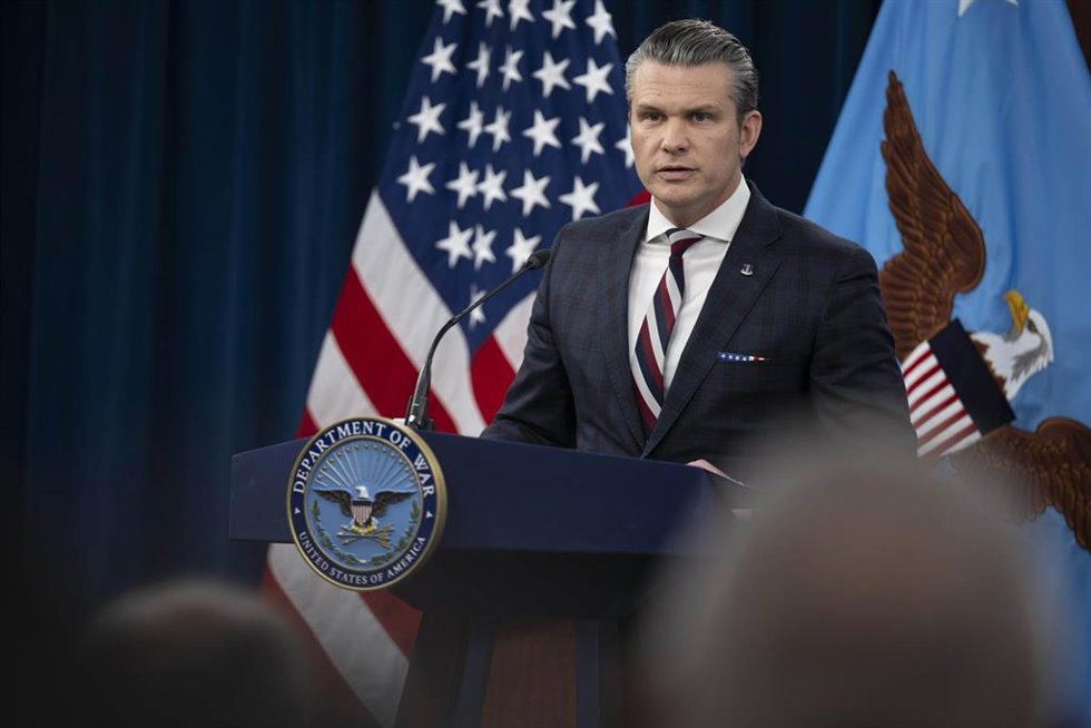 El secretario de Defensa, Pete Hegseth, en rueda de prensa desde Washington. 