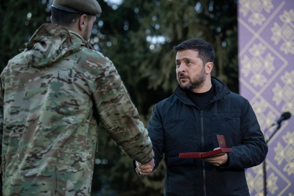 El presidente ucraniano, Volodimir Zelenski, con un soldado.