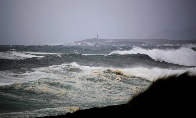 Archivo - Playa de Ponzos, a 20 de octubre de 2023, en Ferrol, A Coruña, Galicia (España). La Xunta ha activado para hoy la alerta roja por temporal costero en el litoral Norte y Noroeste de la provincia de A Coruña, incluyendo la ciudad, y en la costa lu