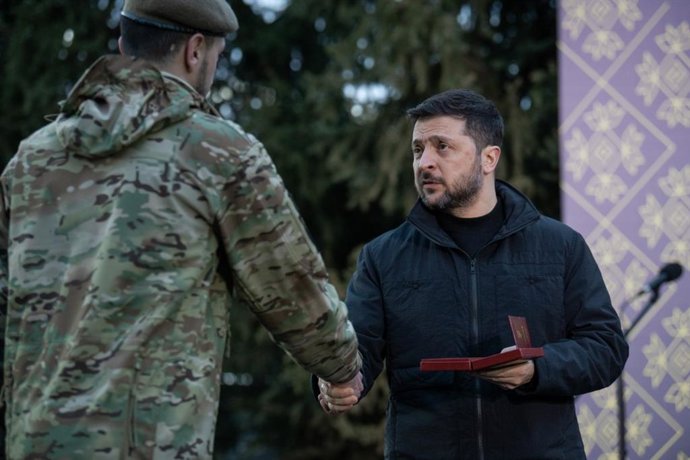 3 de março de 2026, Ucrânia, Ucrânia, Ucrânia: O presidente ucraniano Volodymyr Zelenskyy compartilha uma refeição Iftar durante o Ramadã com soldados muçulmanos e membros da comunidade islâmica em Kiev, Ucrânia. 2 de março de 2026