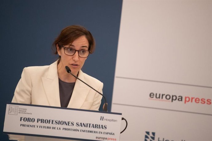 La ministra de Sanidad, Mónica García, durante el Encuentro Informativo Hospiten ‘Foro Profesiones Sanitarias: Presente y futuro de la profesión enfermera en España’, en el Hotel InterContinental, a 4 de marzo de 2026, en Madrid (España). 