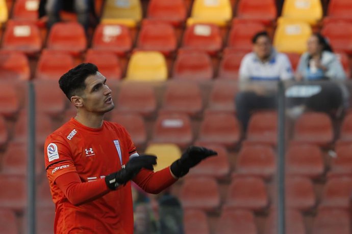 Archivo - Futbol, Universidad Catolica vs Everton. Fecha 16, campeonato Nacional 2023. El arquero de Universidad Catolica Matias Dituro es fotografiado durante el partido de primera division contra Everton disputado en el estadio Santa Laura en Santiago,