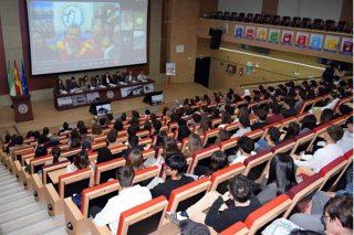 Estudiantes durante la conexión en directo con investigadores de la Base Antártica Española 'Gabriel de Castilla' celebrada en la Universidad de Almería.