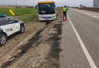 Autocar accidentado en Bisimbre en el que nnguno de los 10 pasajeros ha resultado herido.