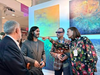 El director general de Cultura, junto al director de JustMAD y Olga Julián, este jueves en la feria JustMAD en Madrid.