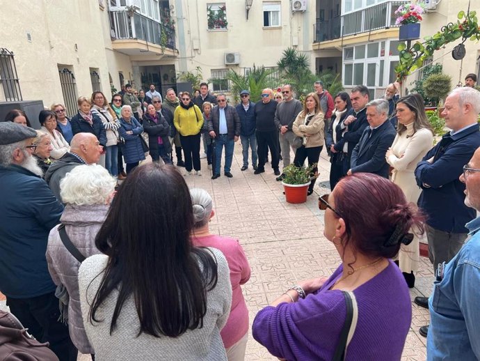 La portavoz del PSOE en el Parlamento de Andalucía, María Márquez, el secretario de Organización del PSOE de Cádiz, Juan Cornejo, y el portavoz municipal en el Ayuntamiento de Cádiz, Óscar Torres, con vecinos del barrio de Puntales