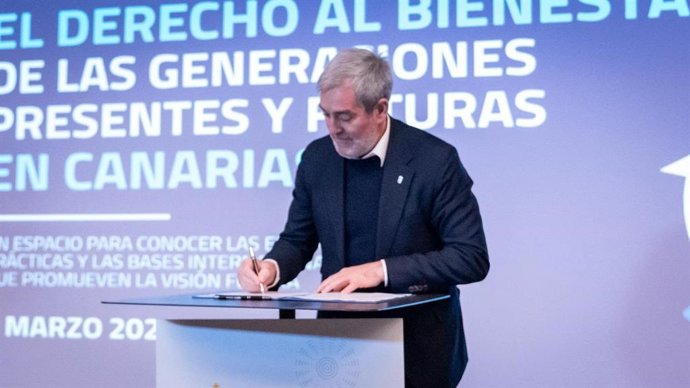 El presidente de Canarias, Fernando Clavijo, suscribe la 'Declaración de Canarias' en defensa de las generaciones futuras